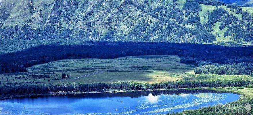 Зеленое озеро Манжерок на правом берегу Катуни